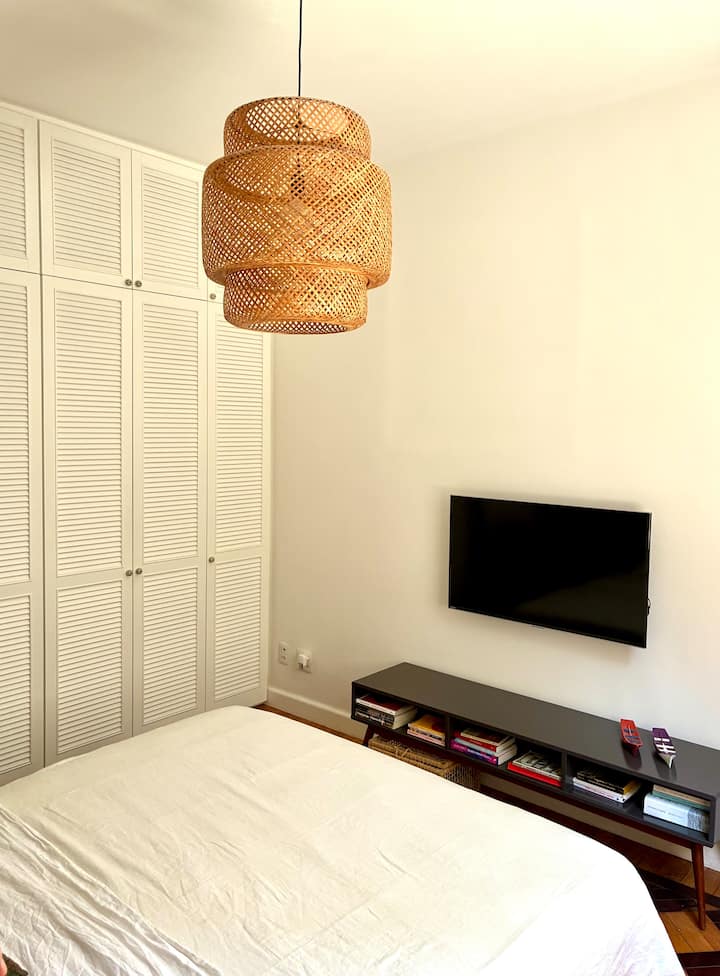 Cama tamaño queen, sábanas de lino, más libros y TV con ROKU para acceder a todos los canales de streaming. También un armario con mucho espacio para guardar tu ropa de forma organizada.