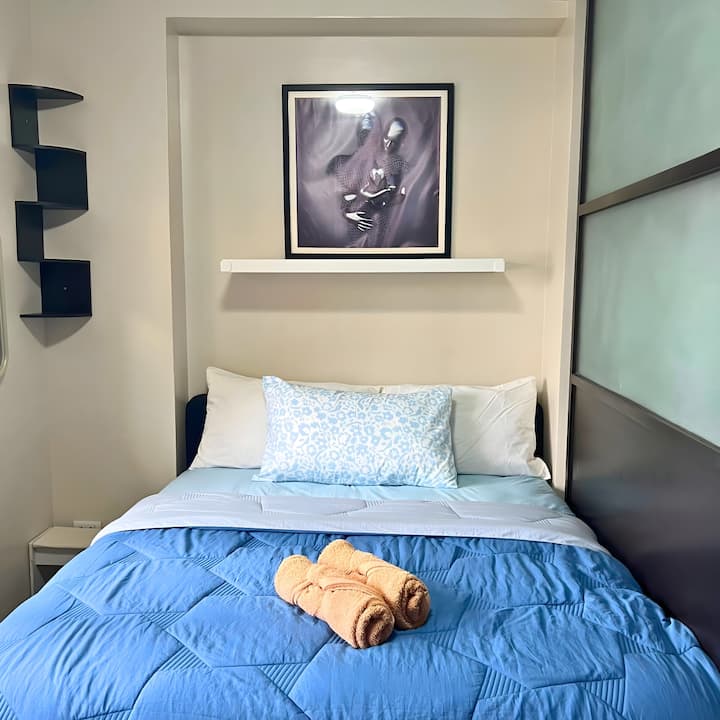 Main bedroom features a plush queen-size bed with a premium, hotel-quality mattress, soft linens, and cozy pillows—designed to give you a deep, relaxing sleep and help you fully unwind after a long day. 