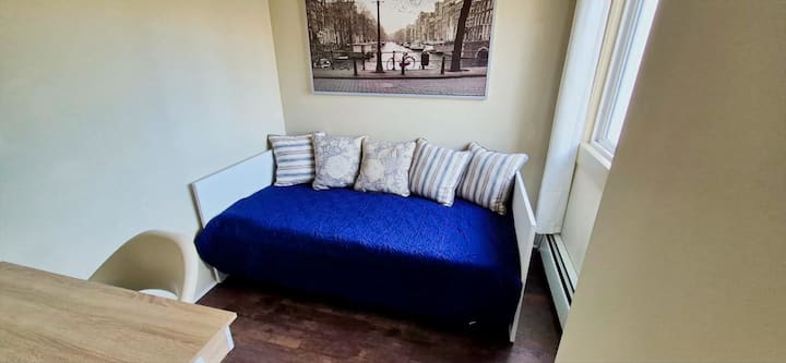 კაბინეტში არის კომპიუტერის მაგიდა და ორადგილიანი დღის საწოლი.მისი გამოყენება შესაძლებელია როგორც კერძო სამუშაო სივრცე დისტანციური მუშაობისთვის, ასევე პატარა მეორე საძინებლად, რომელიც კომფორტულად იტევს ერთ ადამიანს.ეს არის მრავალფუნქციური ოთახი, რომელიც იდეალურია როგორც პროდუქტიულობისთვის, ასევე დასვენებისთვის.