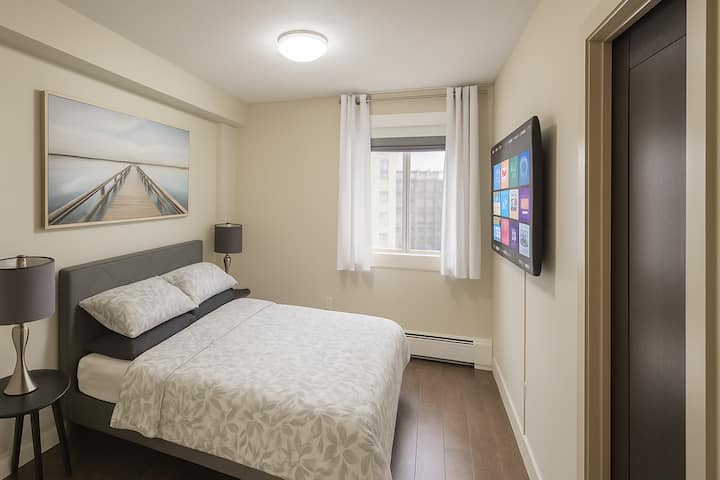 საძინებელში არის 152×203 სმ ზომის საწოლი და სმარტ‑ტელევიზორი, რომლებიც იდეალურია ხანგრძლივი დღის შემდეგ დასასვენებლად. მყუდრო თეთრეული, სტრიმინგის სერვისები და მშვიდი ატმოსფერო იდეალურია წყვილებისთვის, მარტო მოგზაურებისთვის ან ნებისმიერი ადამიანისთვის, რომელიც დასასვენებლად ეძებს საცხოვრებელს.