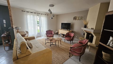 Popular Airbnb listing: "L'Oiseau Bleu" house between town and countryside in Saumur