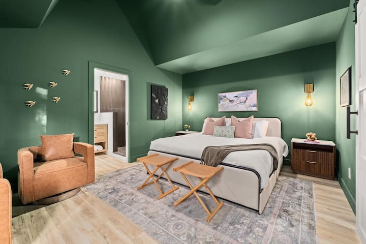 Romantic A-Frame Escape • Hot Tub and King Bed