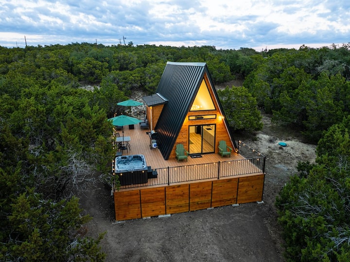 Romantic A-Frame Escape • Hot Tub and King Bed