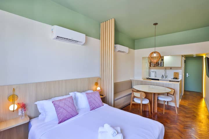 Geïntegreerde slaapkamer met eigen badkamer, uitgerust met een tweepersoonsbed, airconditioning, verduisteringsgordijnen, ruimte om kleding op te bergen, evenals extra beddengoed, dekens en kussens, voor comfort en functionaliteit tijdens het verblijf.
