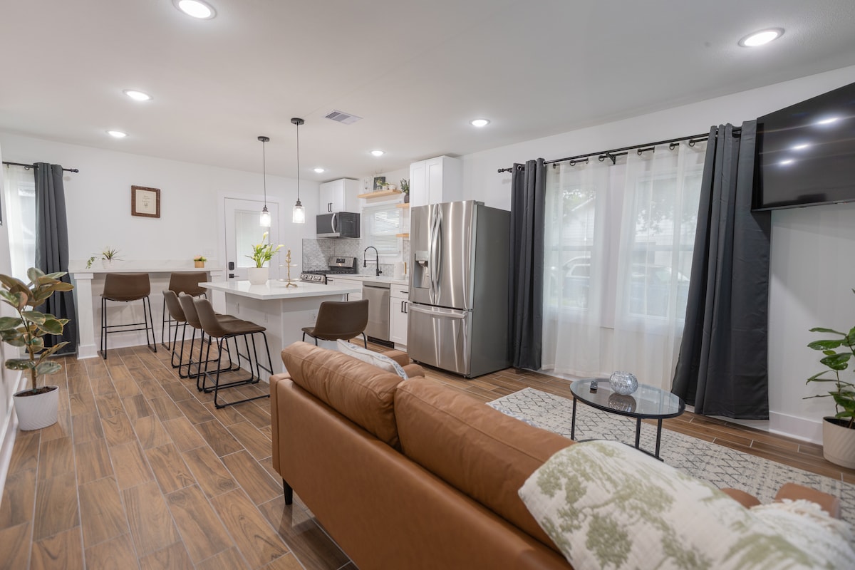 Popular Airbnb listing: Modern 5BR • Near NRG • Free Parking in Lawndale / Wayside
