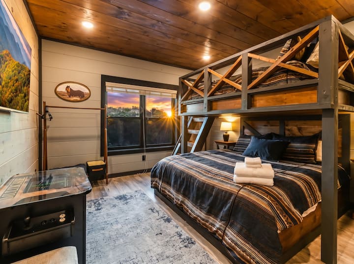 Queen Over King Suite 4 - With private ensuite bathroom, 2 Player arcade, Smart Tv.