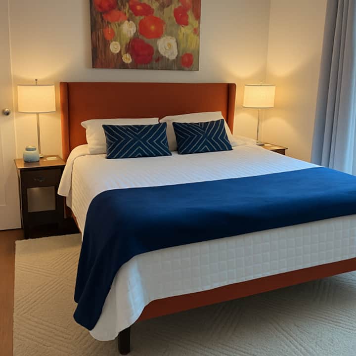 חדר שינה מואר ועליז עם מזרן קפיצי, טלוויזיה חכמה, מנורות טעינה USB, מכונת קול, תאורה נעימה, וילונות האפלה, מצעים וכריות ושמיכות נוספות 