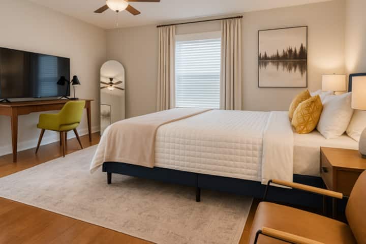 בסוויטה הראשית השקטה יש מיטת קינג סייז עם מזרן קלאסי חדש של Saatva, מצעים נוחים, שמיכה וכריות נוספות, טלוויזיה חכמה, תאורה רכה, שולחן עבודה ייעודי, וילונות האפלה וחדר רחצה פרטי צמוד.  