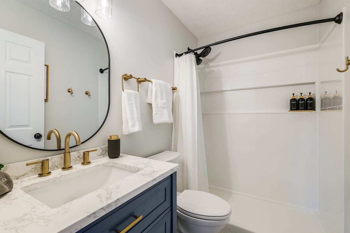 Full bathroom, towels hung and stocked