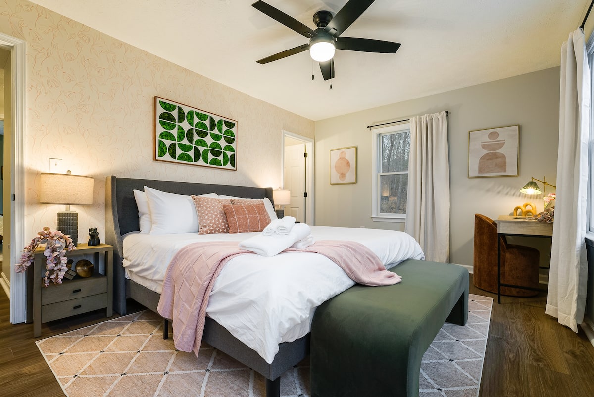 King bedroom with en-suite bath