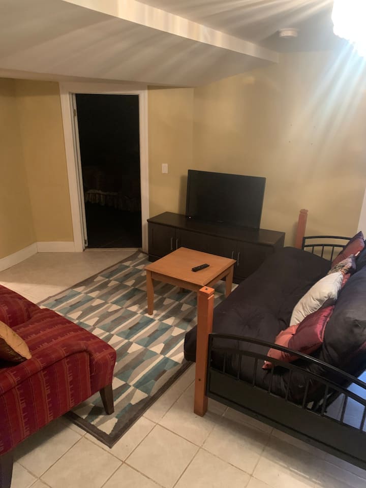Spacious Two. Bedroom Lower Suite-side Entrance - Fort Erie