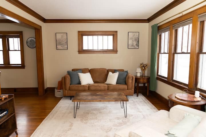 Family Friendly, Entire 3 Bed 2 Bath, Sleeps 5! - Grand Forks