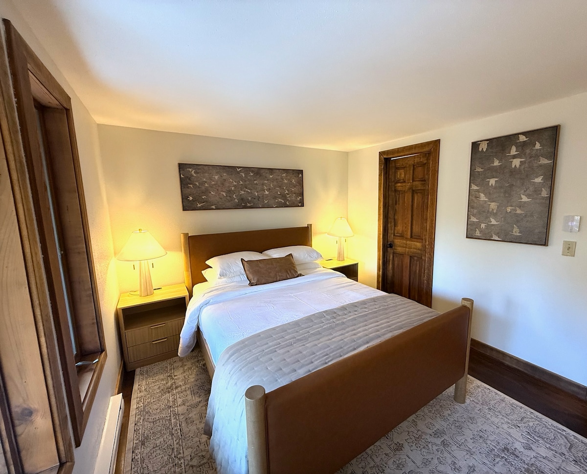 חדר שינה ראשי עם חדר רחצה צמוד