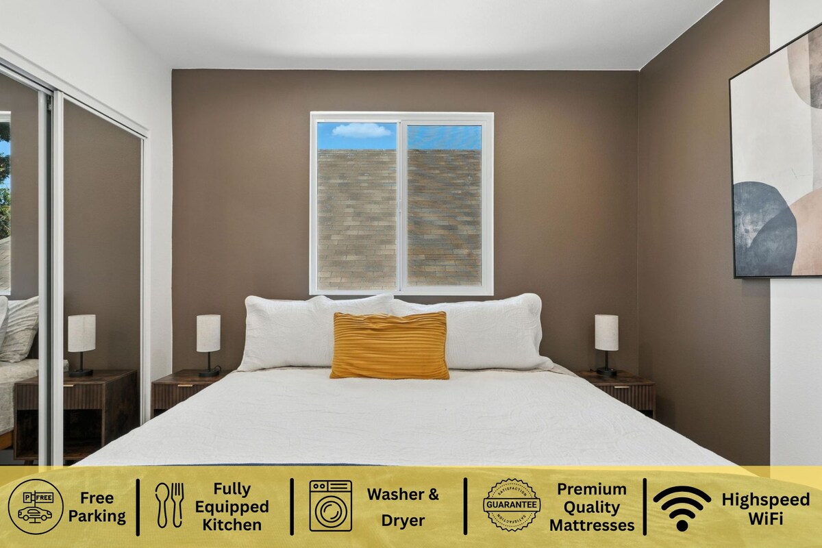 Groot kingsize bed, kastruimte en 2 nachtkastjes.