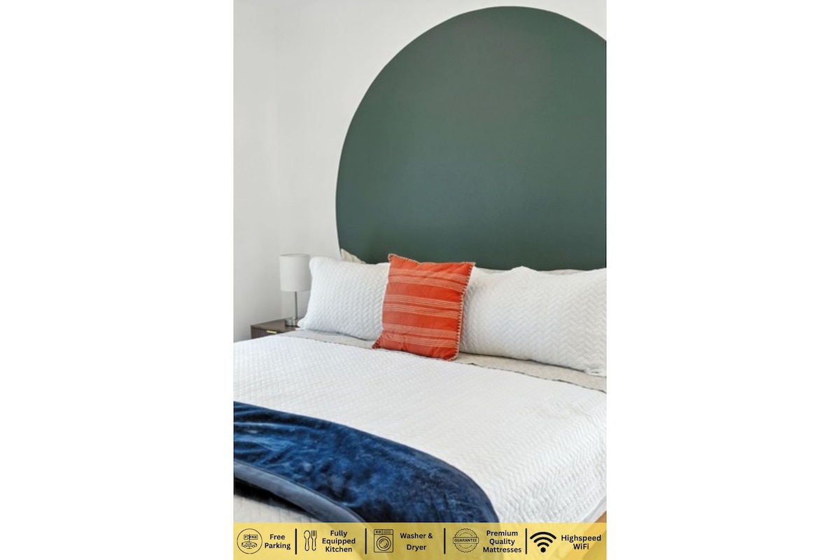 Comfortabel kingsize bed met twee nachtkastjes, complete badkamer en kastruimte.