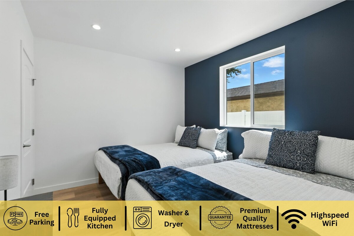 2 queensize bedden met opbergruimte in de kast. 