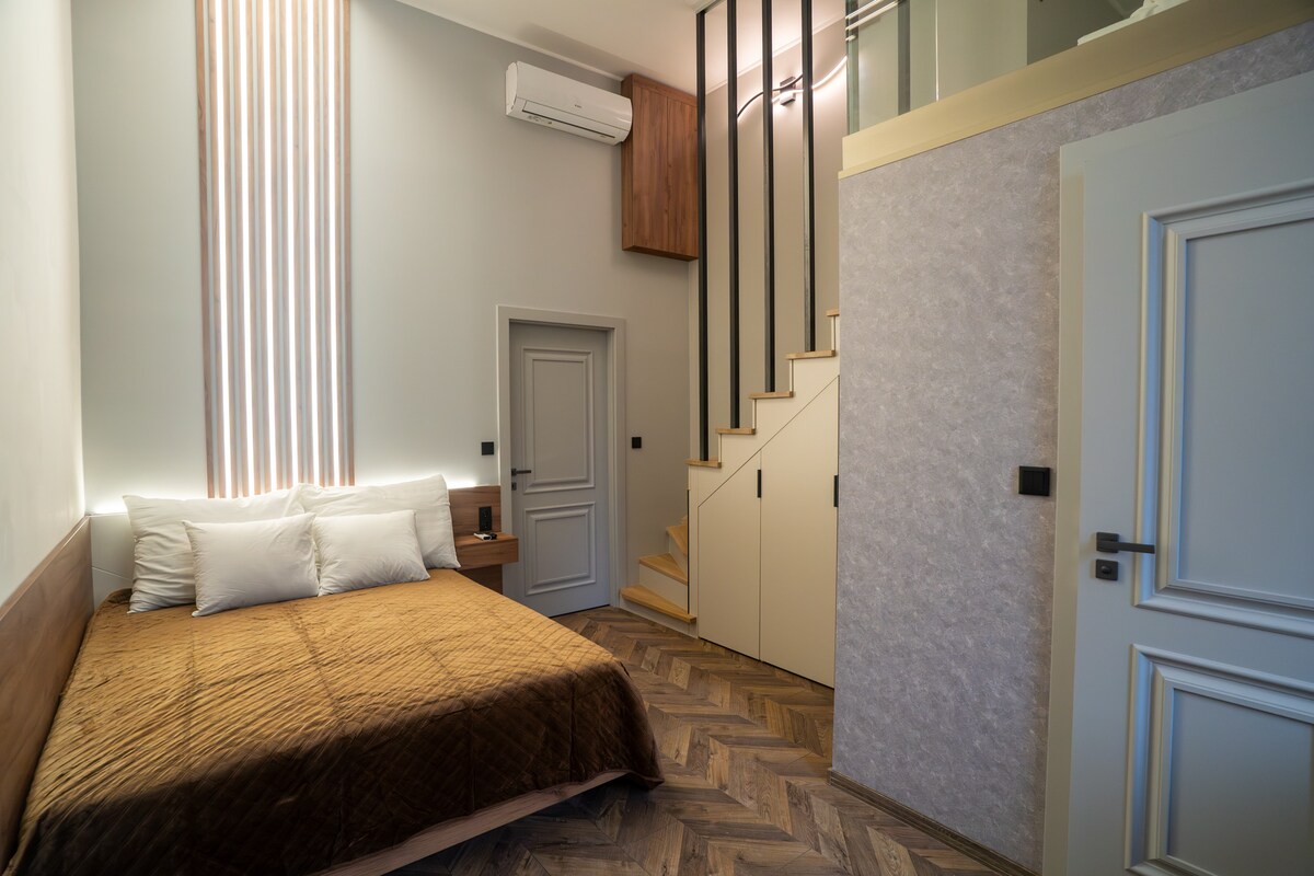 Habitación de nivel dividido, ideal para familias o amigos que no quieren dormir en habitaciones separadas.
2 camas (160 x 200 cm).