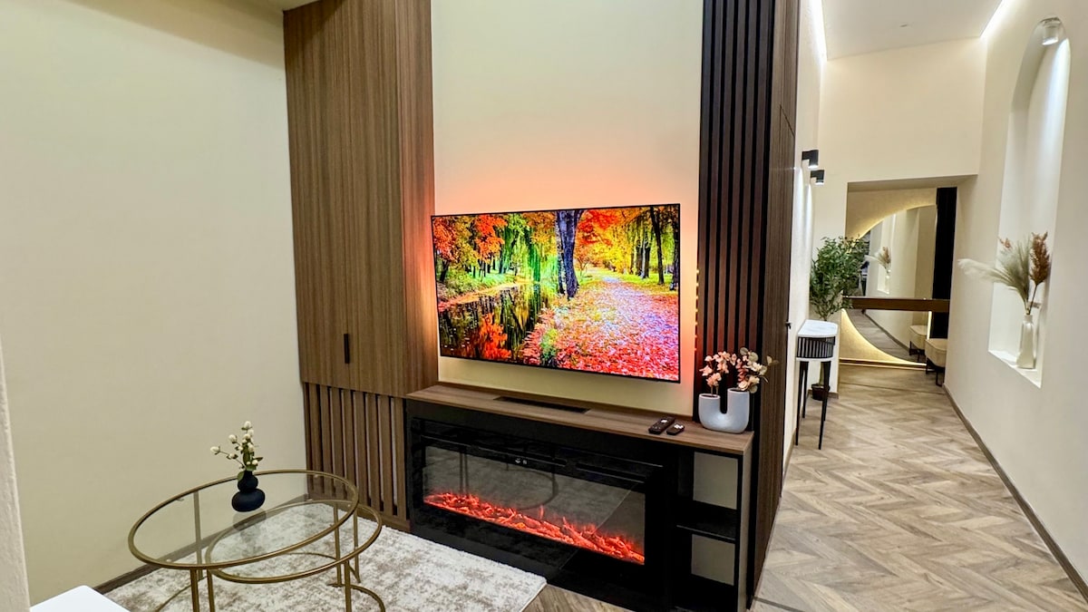 TV con luz ambiental para una experiencia perfecta y cálida chimenea eléctrica si quieres ver una película romántica :)