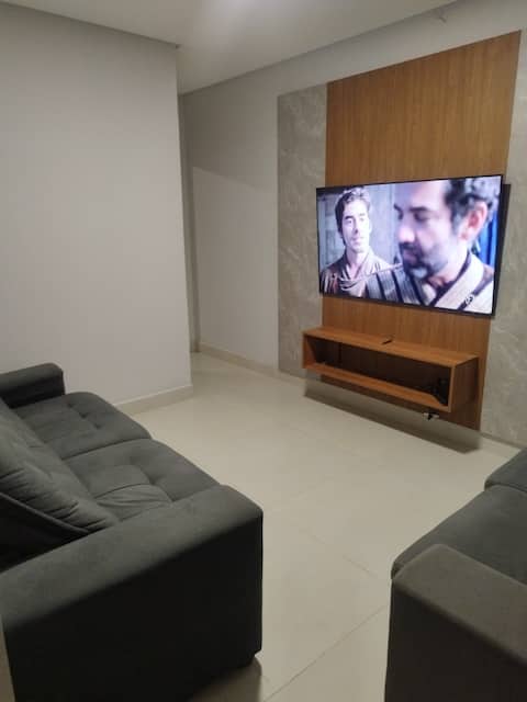 Top Airbnb: 3-Bedroom House with Air Conditioning, 1 En-Suite + 3 Mattresses em Aparecida De Goiânia