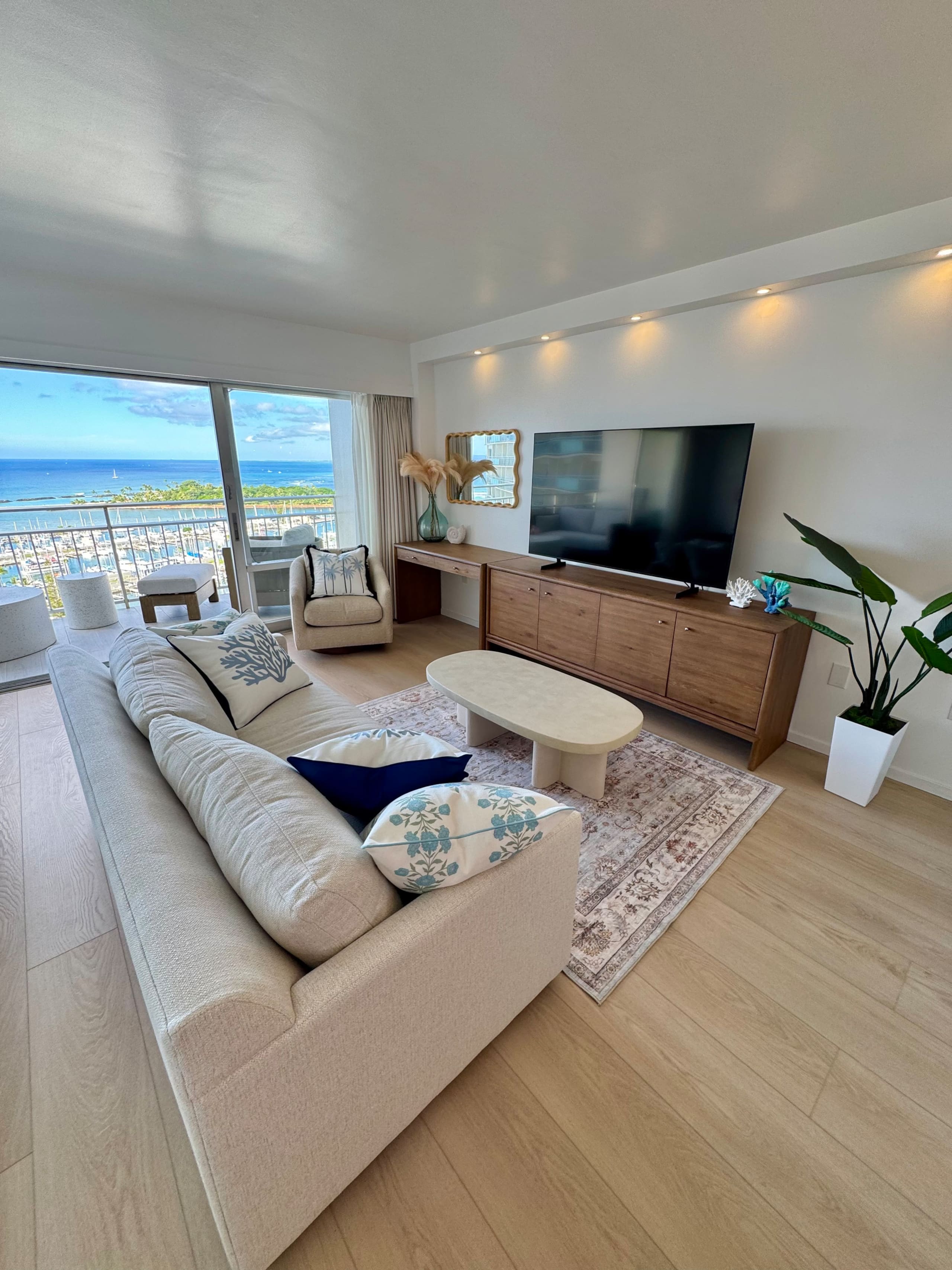 Condo in Honolulu · ★4.96 · 1 bedroom · 2 beds · 1 private bath - Image 11