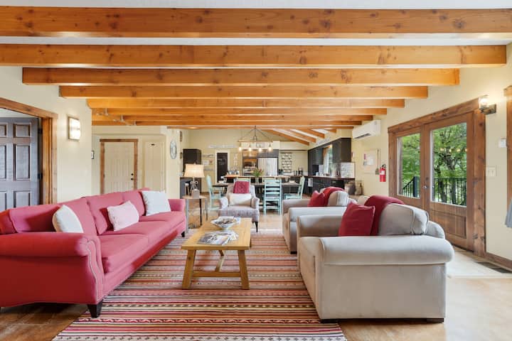 Spacious Farm Stay Featuring Petey The Donkey - McMinnville, OR