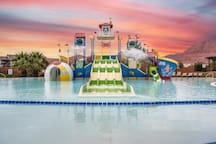 Paradise Village Home-Sleeps 15- Pool and hot tub