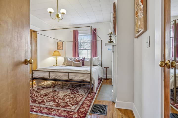 מיטת קינג סייז וטלוויזיה במקום הזה. 