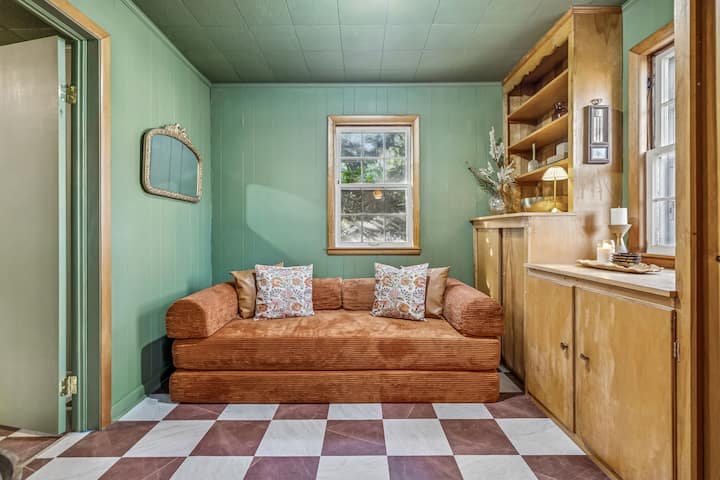 חדר גמיש - יכול לשמש כחדר שינה שלישי. ספה נפתחת למיטה בגודל מלא או שתי מיטות יחיד.  אם יש לכם בקשות ספציפיות, נוכל להגדיר זאת מראש בכל דרך שתתאים לצרכים שלכם!