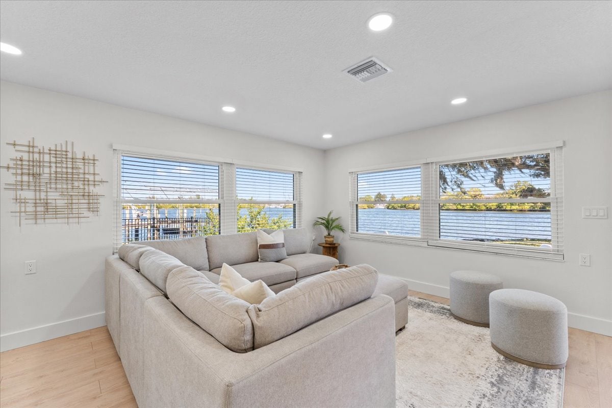 Top Airbnb: Waterfront Experience | Boatlift & Boat Rental in Tarpon Springs