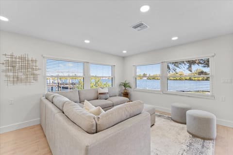 Top Airbnb: Waterfront Experience | Boatlift & Boat Rental in Tarpon Springs