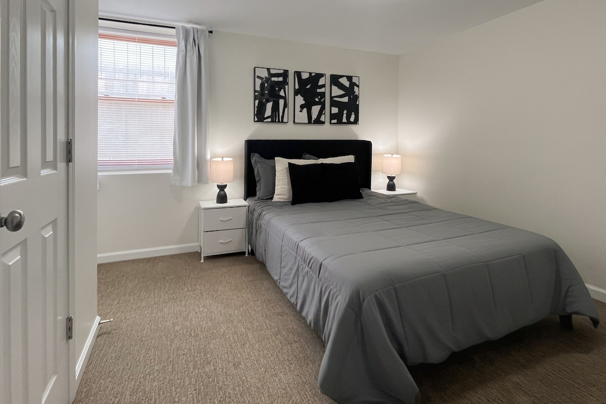 Encantador dormitorio tamaño queen, ambiente cómodo y sereno para tu estadía.