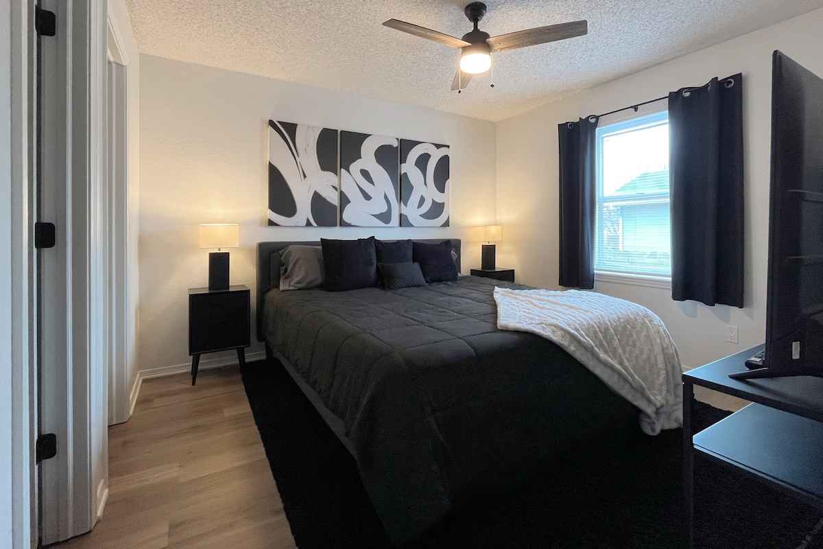 Amplio dormitorio tamaño king en el piso superior con sábanas acogedoras y una decoración relajante.