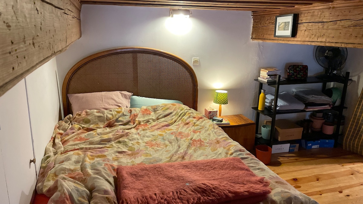 Spálňa v medziposchodí s výhľadom na obývaciu izbu. Strop je vysoký 1,80 m, ale miestnosť prechádza nosník (pozor na hlavu!).