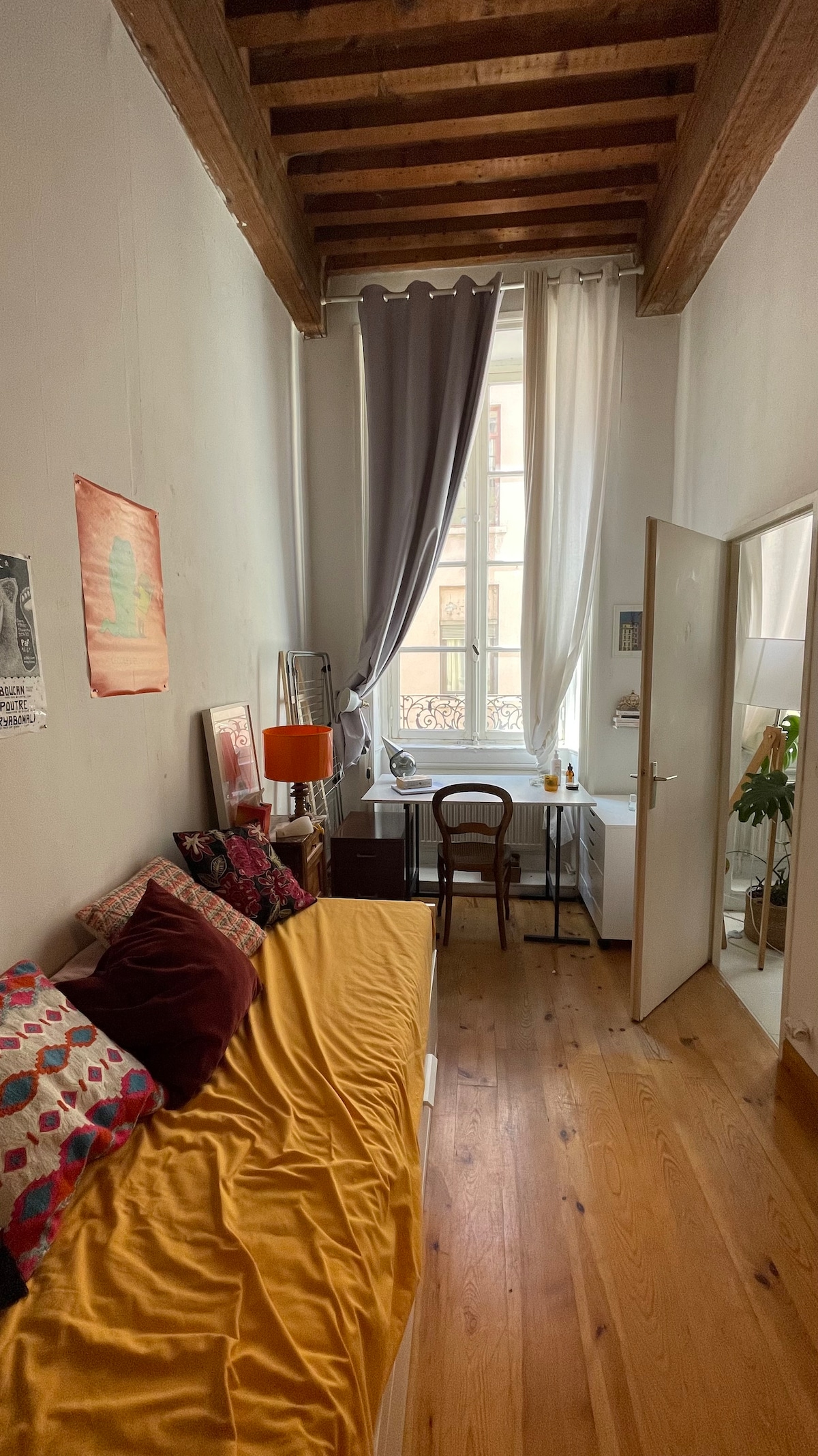 Spálňa/kancelária s rozkladacou posteľou, ktorá má zásuvkový systém, vďaka ktorému sa dá rozložiť na manželskú posteľ. 