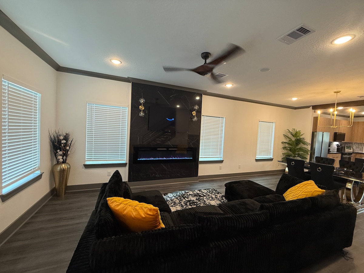 Top Airbnb: The Luxury Den Just Mins From Down Town Houston! in Settegast