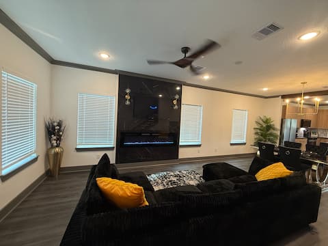 Top Airbnb: The Luxury Den Just Mins From Down Town Houston! in Settegast