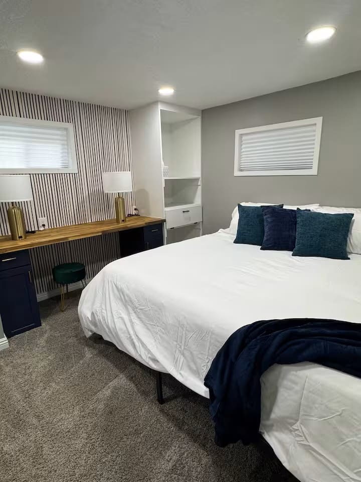 Chumba cha kulala cha Ghorofa ya Chini chenye Kitanda cha King!!