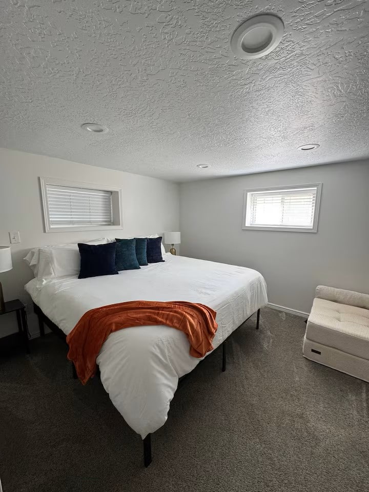 Chumba cha kulala cha ghorofa ya chini chenye Kitanda cha Mfalme na kitanda kinachokunjika!