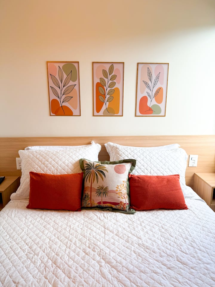 Acogedora habitación con cama tamaño queen, ajuar de calidad, decoración moderna y ambiente tranquilo, ideal para noches de descanso y comodidad.