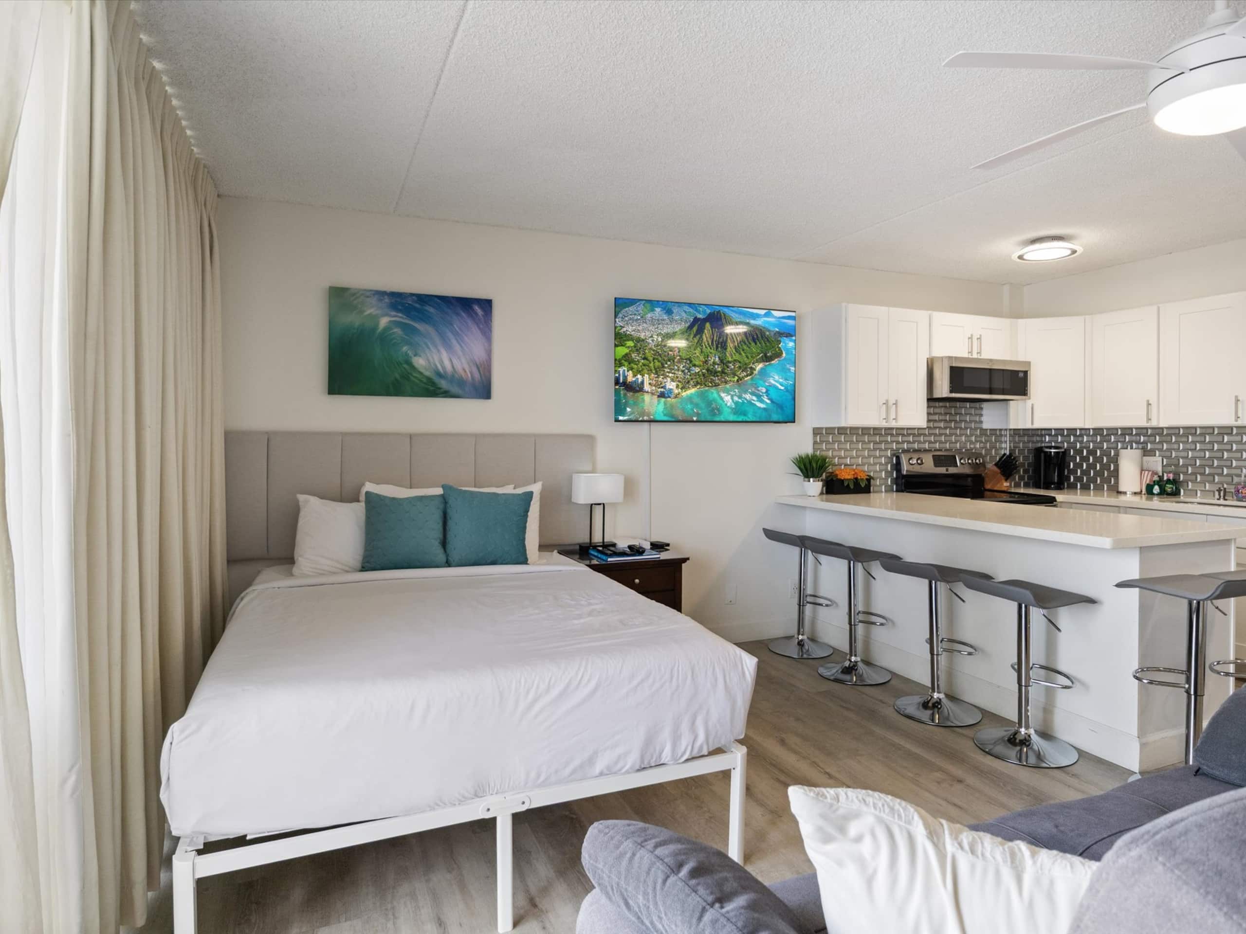 Condo in Honolulu · ★4.83 · 1 bedroom · 3 beds · 1 private bath - Image 4