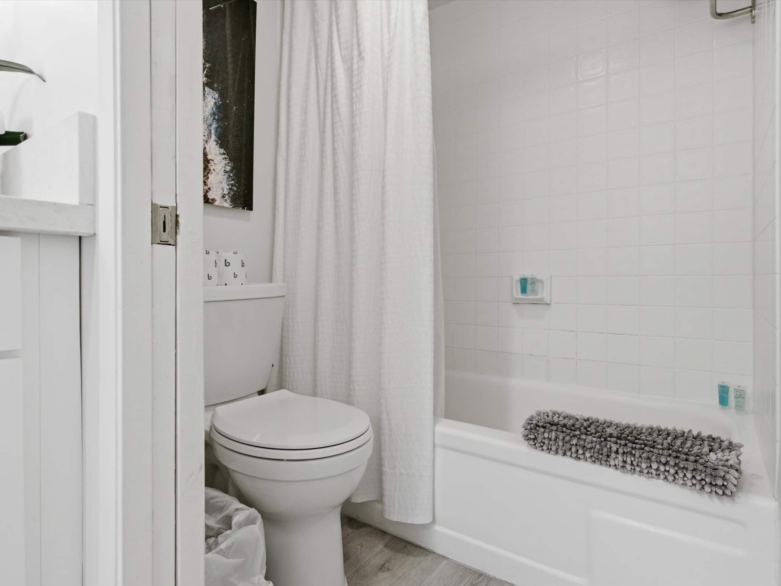 Condo in Honolulu · ★4.83 · 1 bedroom · 3 beds · 1 private bath - Image 14