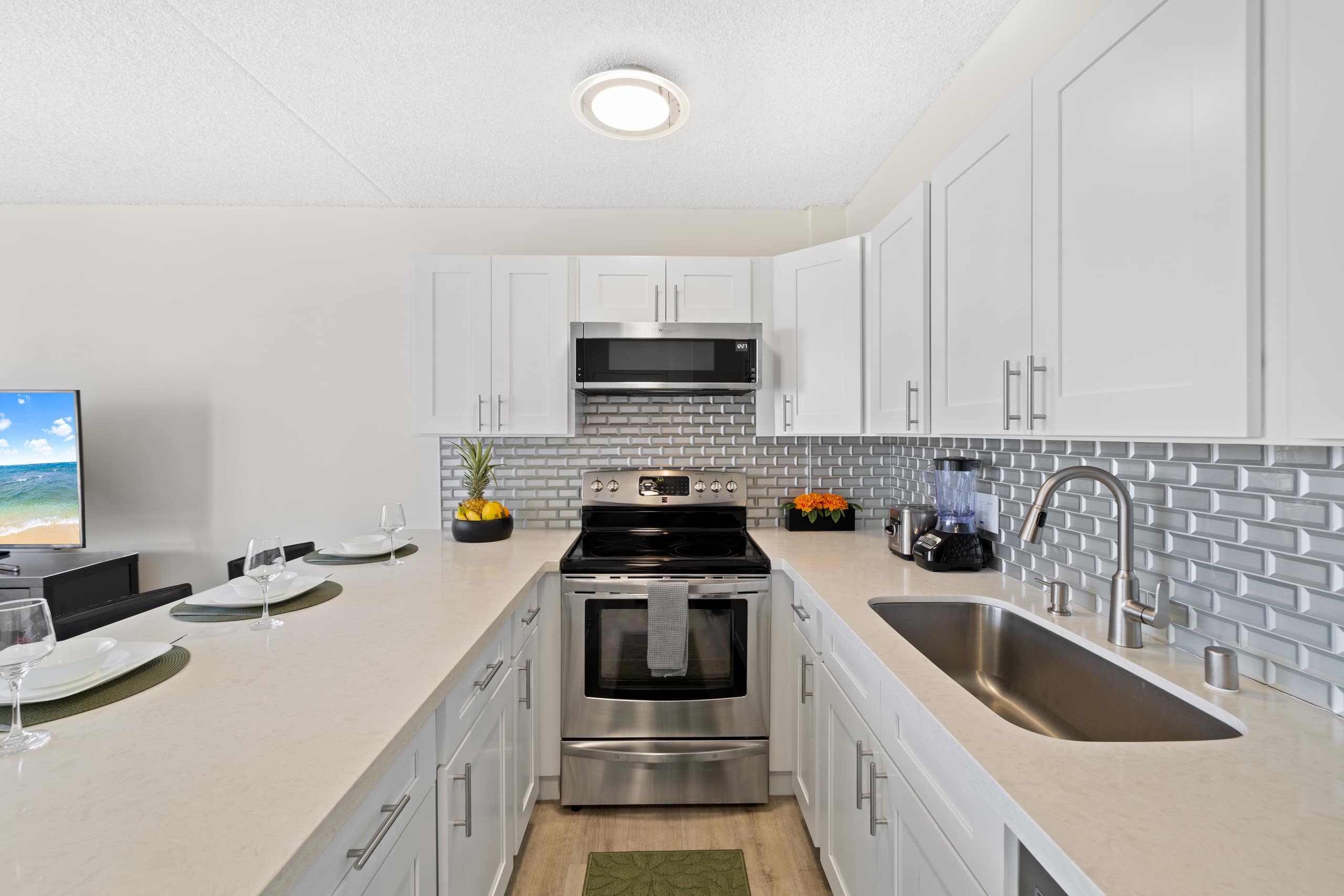 Condo in Honolulu · ★4.83 · 1 bedroom · 3 beds · 1 private bath - Image 10