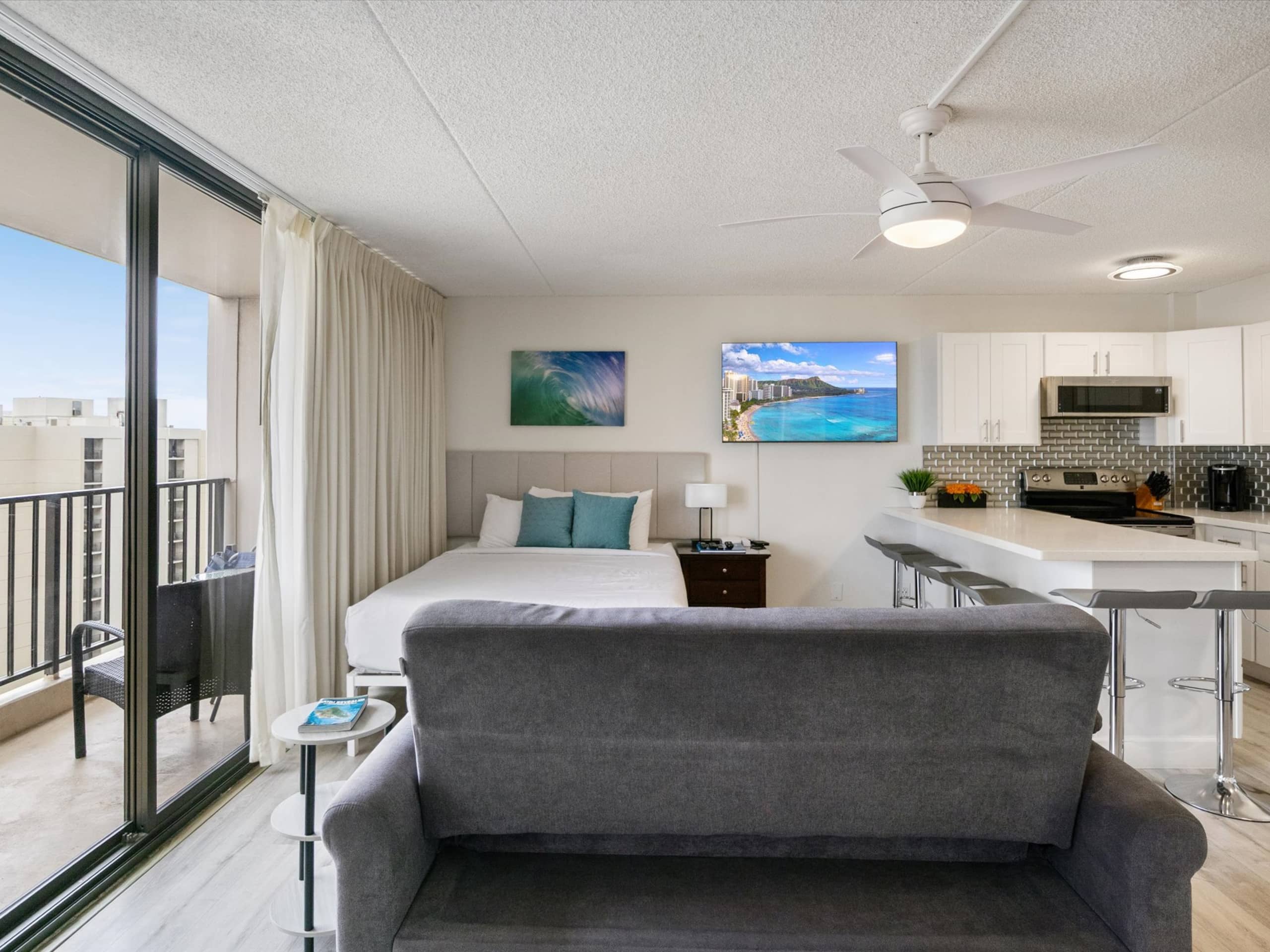 Condo in Honolulu · ★4.83 · 1 bedroom · 3 beds · 1 private bath - Image 6