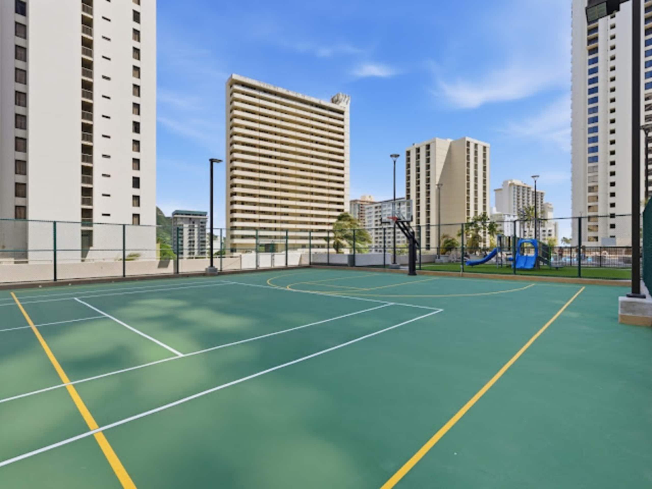 Condo in Honolulu · ★4.83 · 1 bedroom · 3 beds · 1 private bath - Image 25