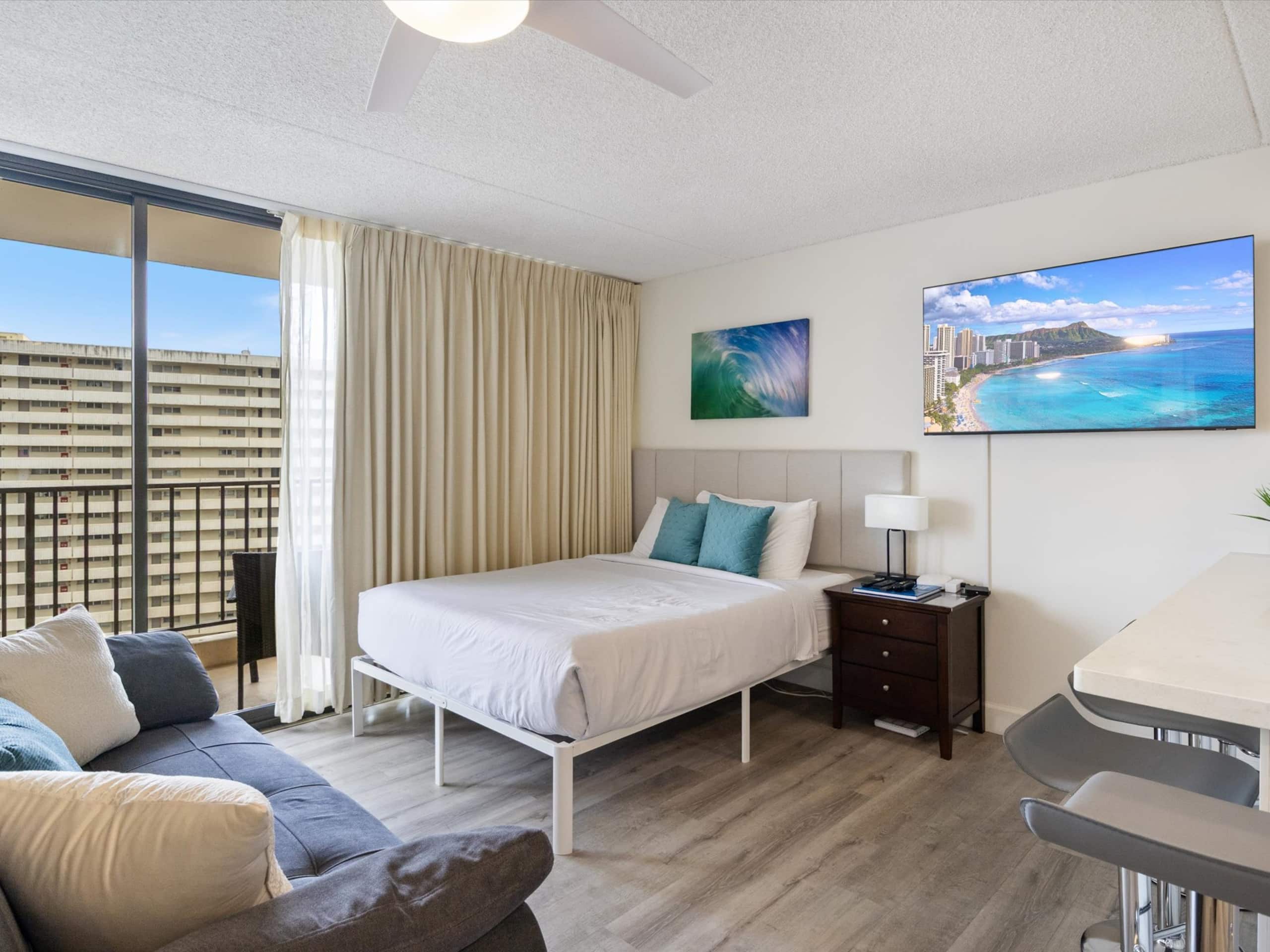 Condo in Honolulu · ★4.83 · 1 bedroom · 3 beds · 1 private bath - Image 3