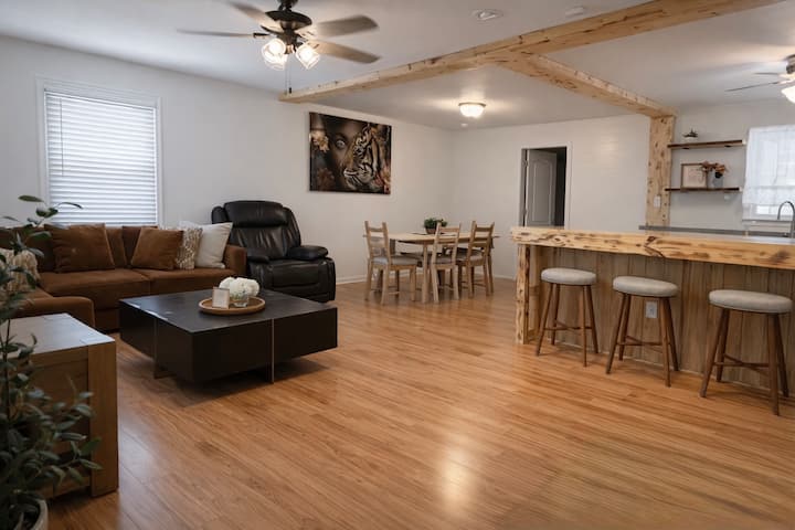 Luxestay | Modern Pool Retreat • Central & Safe - Newport News, VA