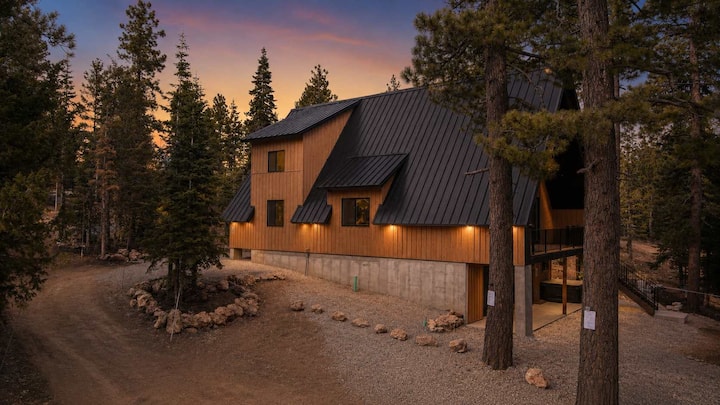 Luxury A-Frame with Sauna and Hot Tub