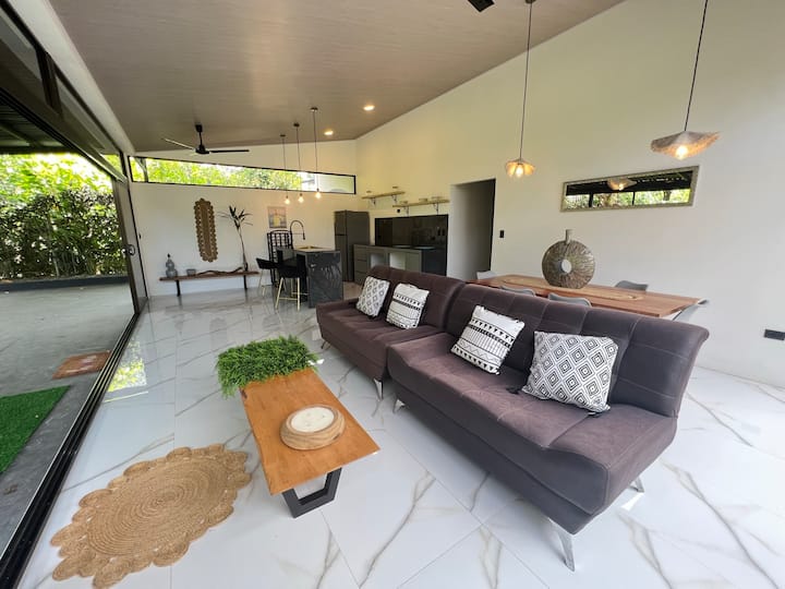 Gran salón con vistas al jardín y la piscina donde hay un buen espacio para comer y disfrutar de una buena comida!!