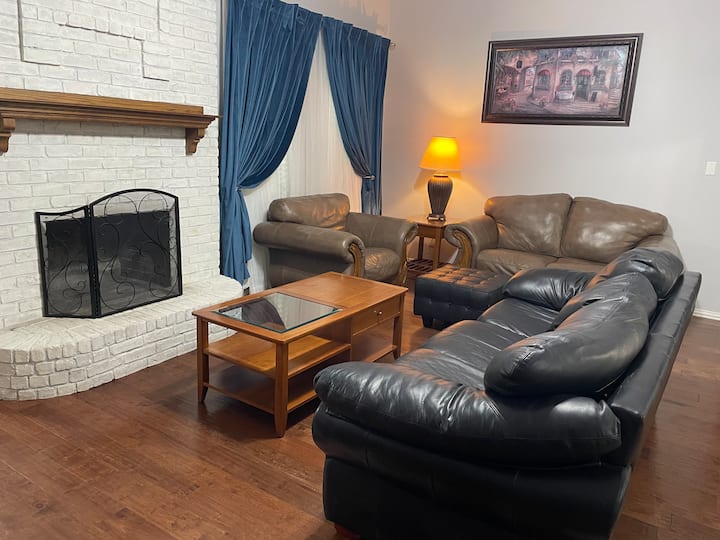 One Acre Family Retreat Near Downtown Mckinney - McKinney, TX