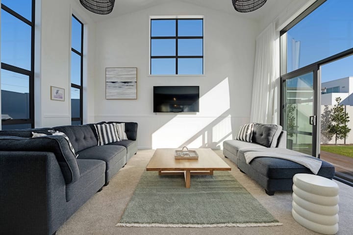 Premium Home With Sauna & Parking - Steps To Beach - Tauranga